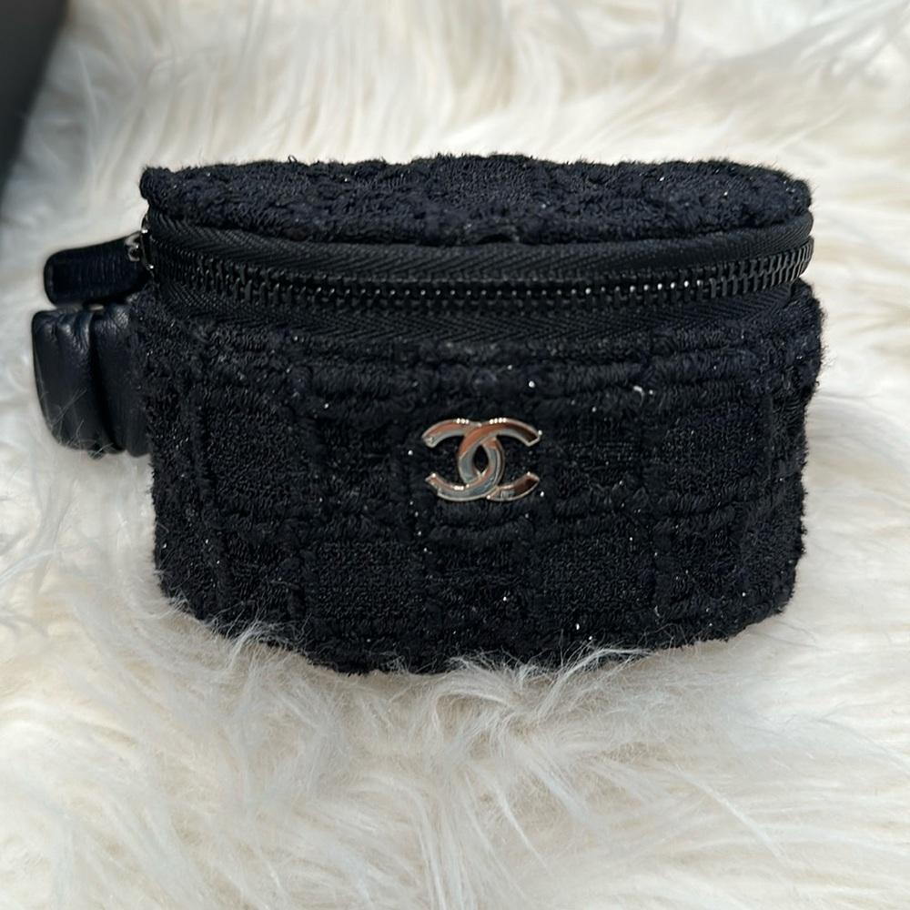 Rare find! Chanel arm purse quilted tweed with rushed lambskin band.